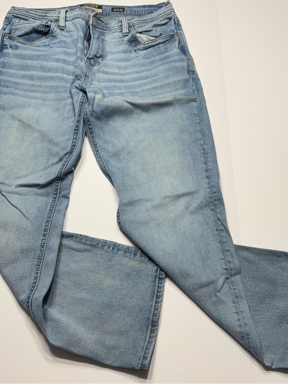 Buckle Men's Light Wash Straight Jeans